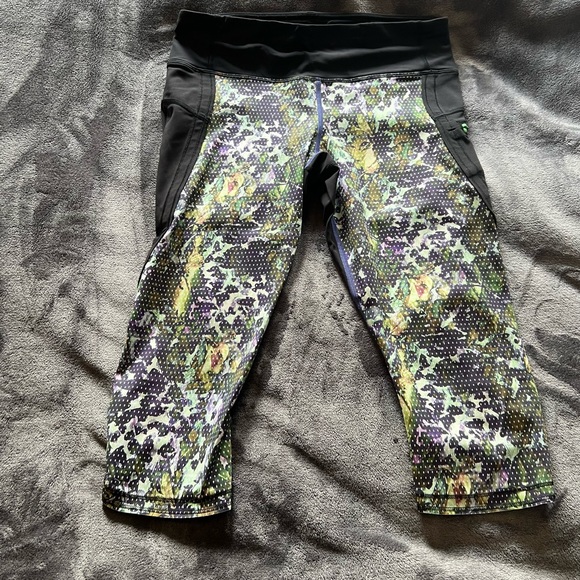 Lululemon Haul. 6 items sizes 8-10 bottoms and size 6 tops! - Picture 7 of 7